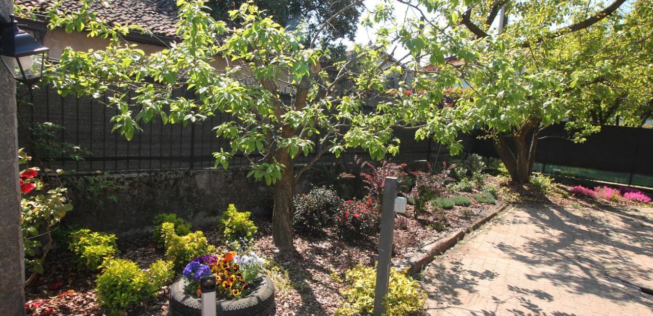 Bed and Breakfast Beb Da Gaia E Giulio Reno Di Leggiuno Exterior foto
